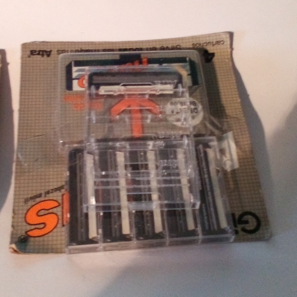 NEW - GILLETTE ATRA PLUS RAZOR BLADES = 12 BLADES - Picture 3 of 5